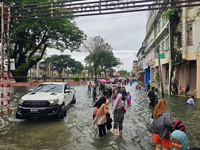 ▲馬來西亞近日降下暴雨，吉蘭丹（Kelantan）地區發生洪災，有一戶人家想說淹水待在住家2樓就好，沒想到隔天醒來才發現1歲嬰兒不見人影，一找才發現寶寶已在1樓溺斃身亡。（圖／美聯社／達志影像）