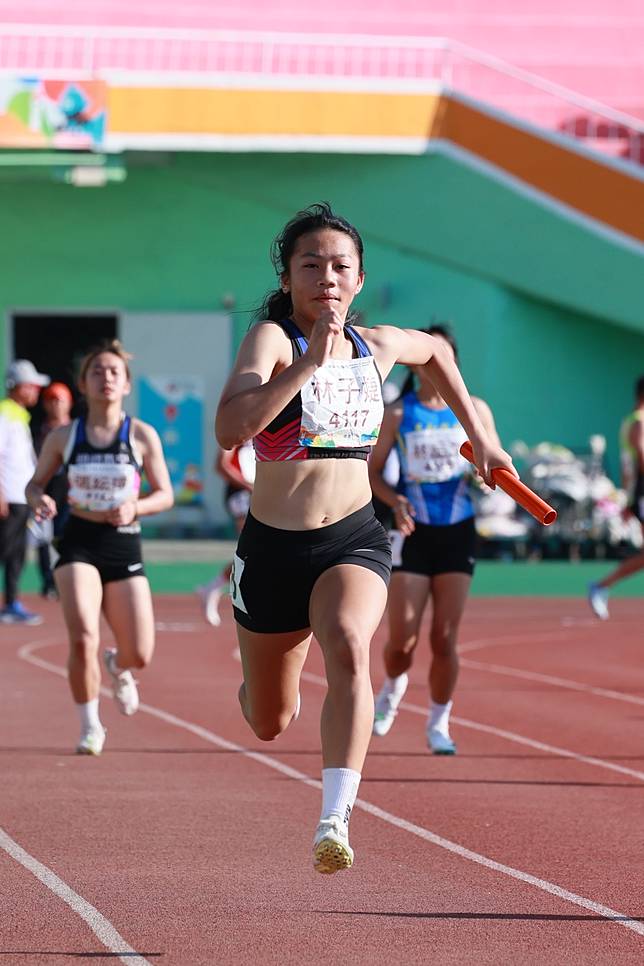 新北市明德高中林子婕在國女100公尺跨欄破大賽後又代表學校參賽4x100接力。114年全中運執委會提供