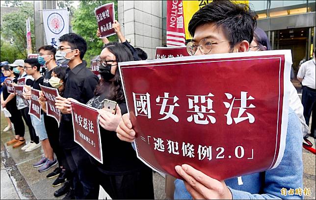 香港邊城青年等多個學生團體代表昨聚集香港經貿辦事處，譴責中共強推國安惡法，呼籲台灣政府明確落實庇護機制。(記者廖振輝攝)