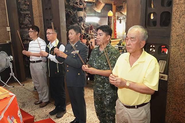 陸軍砲兵訓練指揮部少將指揮官李韋德（中）、政戰主任周明輝（右二）、永康區長李皇興等向玉皇上帝祈求砲指部遷移順利平安。 （記陳俊文攝）