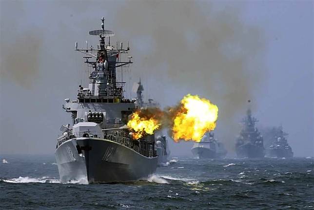 圖為中共海軍導彈驅逐艦進行實彈射擊檔案照片。（圖／中新社） 