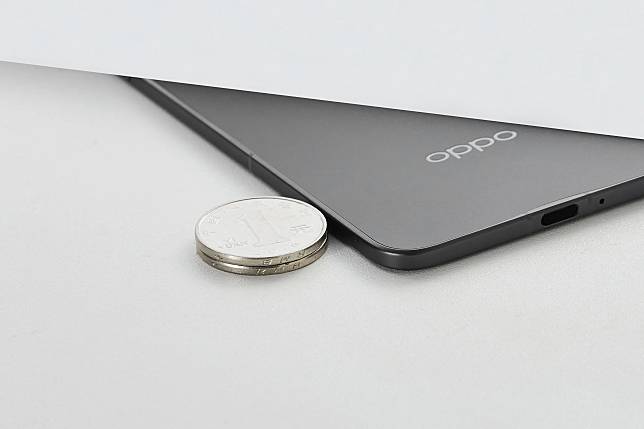 OPPO Find N5負責人曝光實機照片　機身僅相當於兩枚硬幣厚度遠勝iPhone