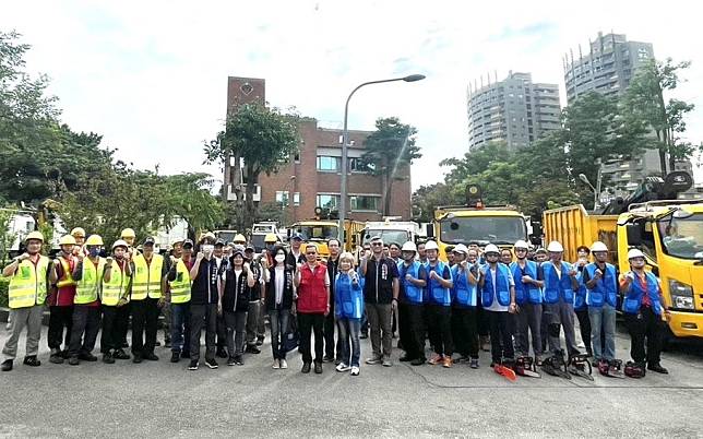 台中市救災團隊馳援北基隆南高雄，建設局長代表秀燕市長慰勉及感謝。（記者陳金龍攝）