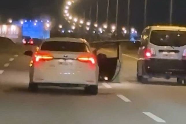 白色轎車行駛在台中74號快速道路往東路段，右側車門未關閉，險象環生。翻攝threads a45678910200