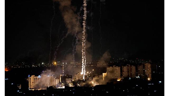 以色列南部阿什克隆一間醫院10月7日遭哈瑪斯砲火擊中，消防人員搶救。路透社