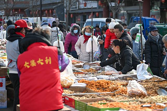 People visit an open-air market in Ninghe District of north China's Tianjin Municipality, Jan. 7, 2025. (Xinhua/Sun Fanyue)