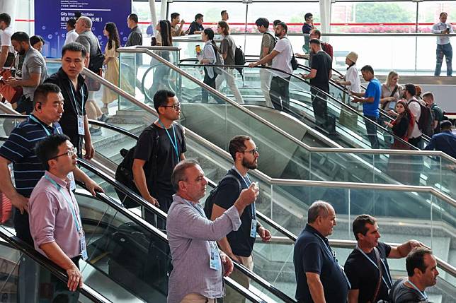 Purchasers are pictured during the 135th session of the China Import and Export Fair in Guangzhou, south China's Guangdong Province, April 24, 2024. (Xinhua/Liu Dawei)