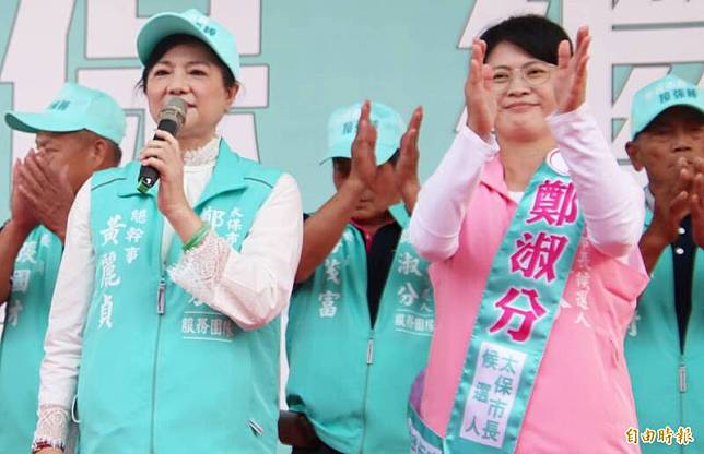 太保市農會總幹事黃麗貞(左)為退出民進黨，以無黨籍參選太保市長的候選人鄭淑分(右)站台。(資料照)