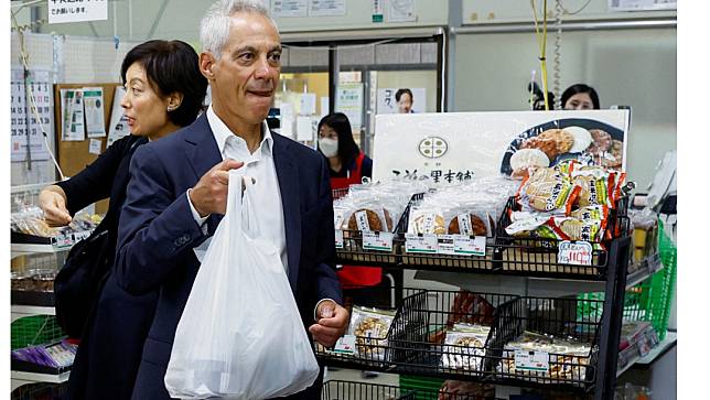 美國駐日大使易曼紐8月31日赴福島縣相馬市與當地官員共進海鮮，並採買水果，表達對當地農漁產品的支持。路透社