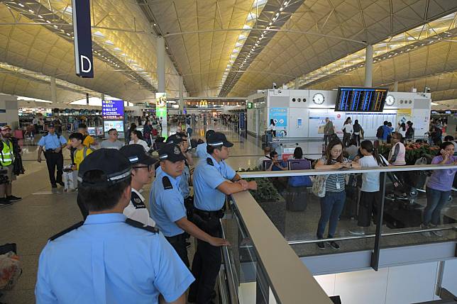 下午5時半左右，機場仍有大批軍裝警員在場，現場大致平靜。