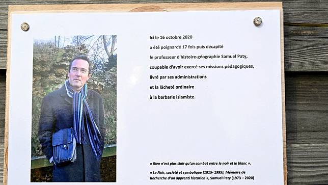法國歷史老師帕提2020年遇害，學校附近設置紀念他的牌匾。路透社