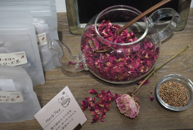 
<p>據說是喝完非常順暢的玫瑰花茶，可依需求秤量購買，也有小茶包裝，放辦公室剛剛好。</p><p>
</p><p>
</p><p>
<b>enherb</b></p><p>
</p><p>
店鋪位置｜LUMINE 1 ／5F</p><p>
營業時間｜平日 11:00 ～ 21:30 ／ 假日10:30 ～ 21:30</p><p>
<a href=