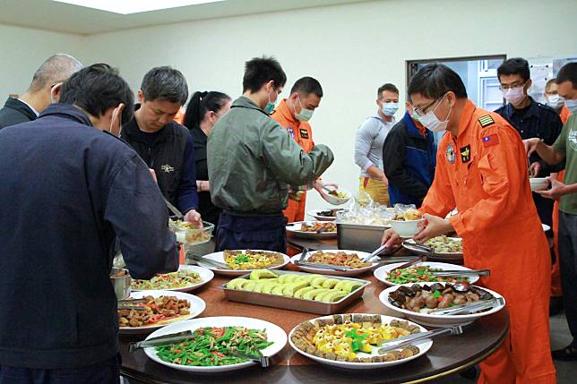 3月24日沙鹿慈濟志工製作營養美味的蔬食料理，送往臺中清泉崗空勤總隊基地餐廳。
