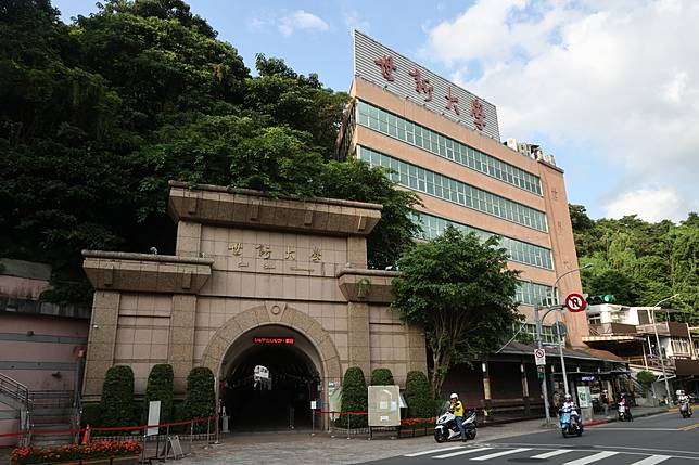 丁姓等5名男子在世新大學傳播大樓教室白板寫「初入八大」招募女學生進八大行業，警方認為藉端滋擾校園，依社會秩序維護法將5人移送法辦。圖／聯合報系資料照片