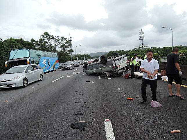 1輛搭載8名年長一貫道道親的8人座廂型車，今天早上疑因左後輪爆胎導致翻覆，7人輕傷，1人被送醫搶救卻於到院前失去生命跡象。(記者黃美珠翻攝)