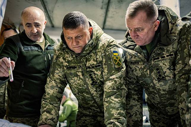烏克蘭武裝部隊總司令扎盧茲尼（中）聲望高，外傳引起總統猜忌。 圖：翻攝自武裝部隊總司令部臉書