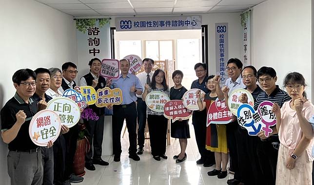 南投縣「校園性別事件諮詢中心」揭牌，日後將有律師駐點提供專業服務。（記者劉晴文攝）