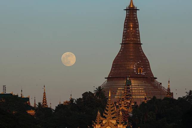 This photo taken on Nov. 15, 2024 shows a full moon beside the Shwedagon Pagoda in Yangon, Myanmar. (Xinhua/Myo Kyaw Soe)