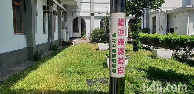 台中市第一警分局的公告，歡迎踐踏草皮。記者游振昇/攝影