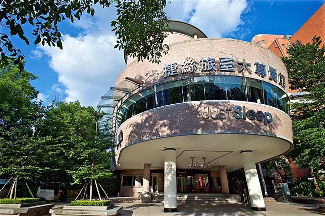 捷絲旅臺大尊賢館即日起推出「敬師有禮 買一送一」感恩限時回饋，憑教職員證件正本，可揪團連訂兩間或是連住宿兩晚，獨享熱門中秋及雙十連假住宿不加價超值服務。