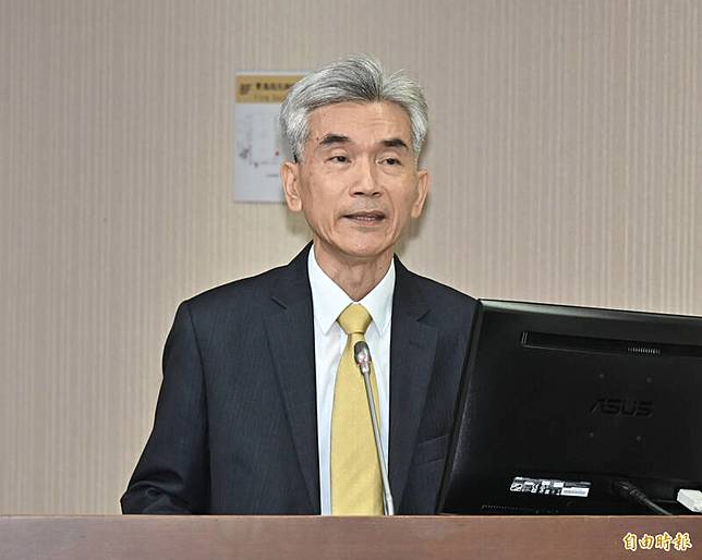 環境部長薛富盛17日出席立法院社會福利及衛生環境委員會就「限塑政策執行成效，及家戶與一般事業廢棄物減量之檢討與策進作為」進行專題報告，並備質詢。(記者塗建榮攝)