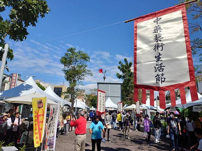 台南中藥藝術生活節於漢藥店曾經聚集的海安路及神農街口登場，重現府城藥郊漢藥產業的輝煌歷史。 （記者吳孟珉攝）