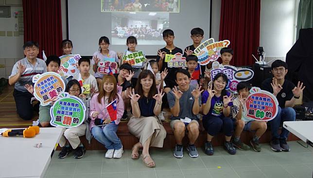 三埤國小應屆畢業生與熊本高森町東學園學生透過雲端交流。 圖：高雄市教育局提供