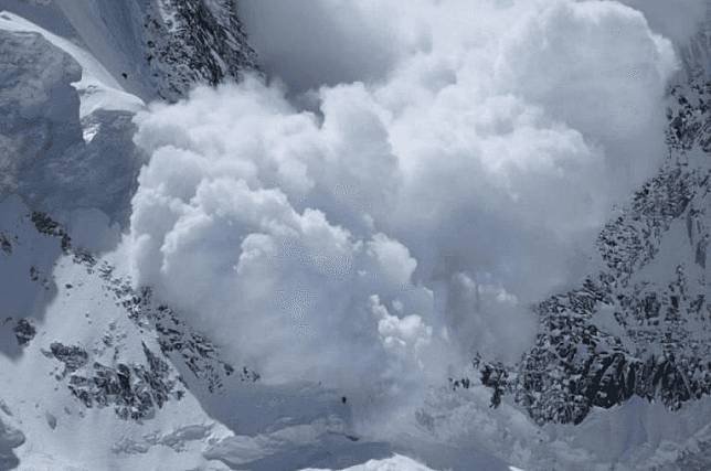 一組41人登山隊4日前往印度喜馬拉雅山區受訓，途中遇到雪崩，造成10死、11失蹤。（翻攝自推特）