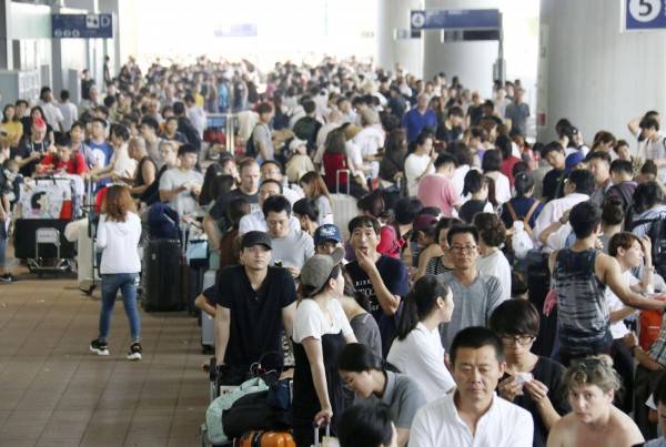 日本關西機場9月初因燕子颱風侵襲而關閉，造成許多台灣旅客滯留在日本，當時有一名網友在PTT發文，聲稱受困在機場的台灣旅客正被中國領事館派的車輛載離機場，但經證實中國根本沒有派車在機場接人。(路透資料照)