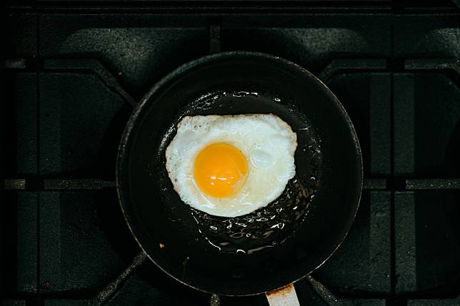 煎蛋除了油之外，可以額外加入少許的水，就能煎出完美的太陽蛋。（示意圖／取自unsplash）