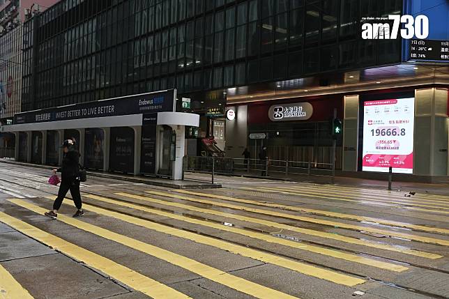 熱帶風暴桃芝襲港，港股首度實行打風不停市，恒生指數低開。(林俊源攝)