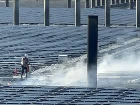 彰濱外海「太陽能光電板」區發生火警，警民合力搶救2小時撲滅，無人傷亡。（圖：民眾提供）