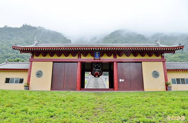 六龜大佛的大門是仿日本神社而建。(記者許麗娟攝)