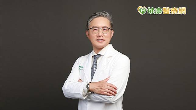 中國醫藥大學附設醫院神經外科部神經脊椎外科主任陳德誠醫師表示，「脊髓刺激器」是利用釋放電流來抑制疼痛訊息的傳導，進而達到減輕疼痛的效果