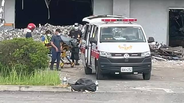 傅姓班長的遺體9/30下午2點45分運出，搜救行動告一段落。屏東縣政府提供