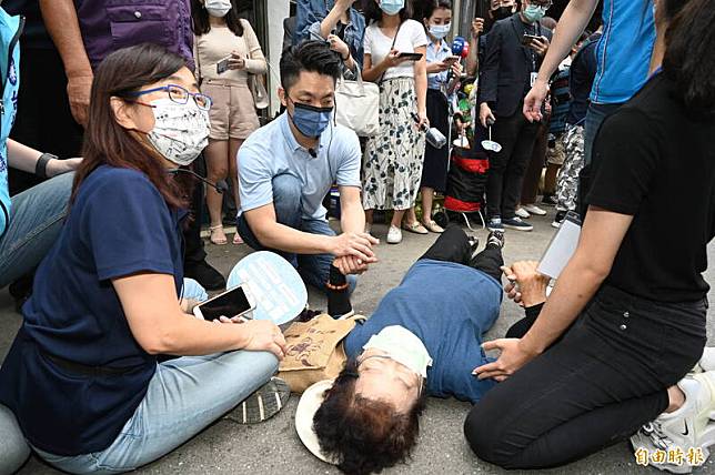 蔣萬安今日上午至白蘭市場掃街時，意外撞倒老婦人。(記者田裕華攝)