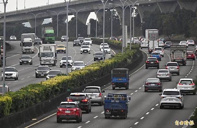 春節連假首日，高速公路除部分路段壅塞，車流大致正常。(記者林正堃攝)