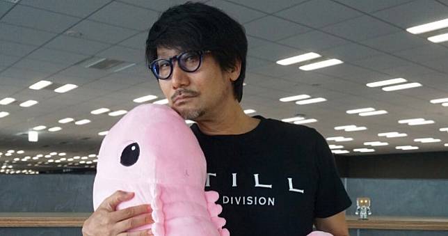 小島秀夫緊抱《死亡擱淺》隱生蟲巨大玩偶，Kojima Production東京電玩展新品預告