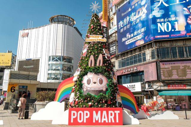 POP MART於西門捷運六號出口後方打造高達8公尺的LABUBU聖誕樹。.jpg