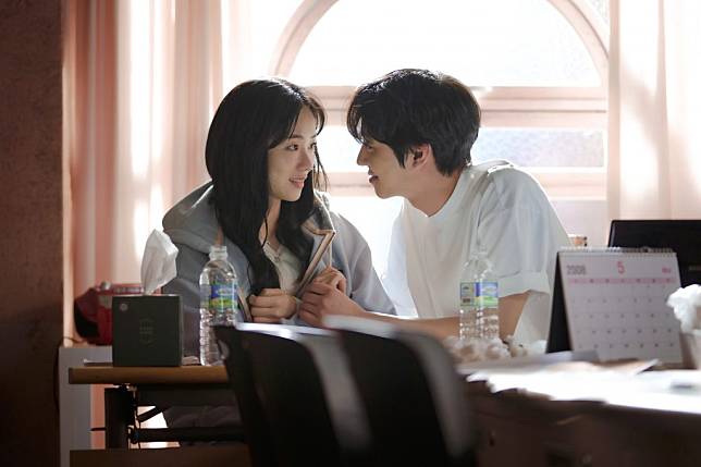 改編台劇「想見你」的韓國影集「走進你的時間」正式定檔9月8日開播，由韓星安孝燮（右）、全余贇（左）主演。 （Netflix提供／中央社）