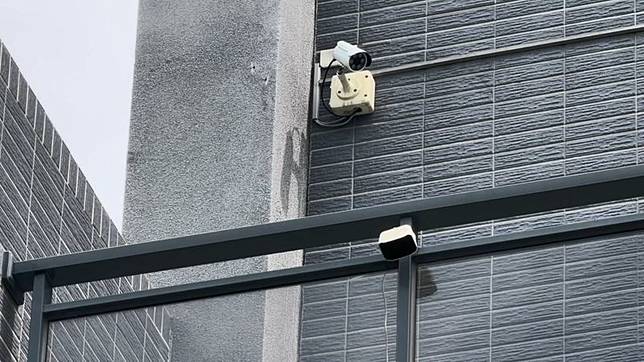 民宅外牆的監視器設備密密麻麻。民眾提供