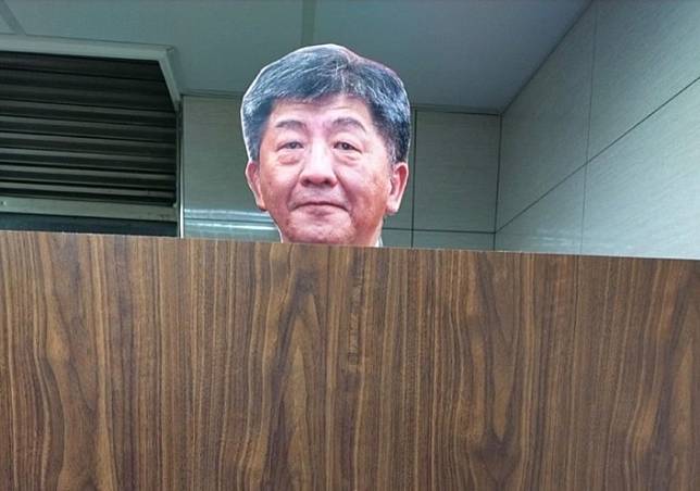 有網友在「NCCU政大學生交流板」PO出照片，赫然發現一張陳時中的頭像，出現在廁所的隔板上。   圖:NCCU政大學生交流版