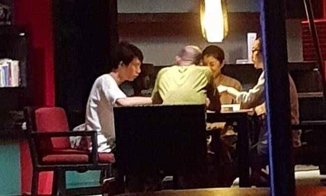 民眾爆料韓國瑜(背對鏡頭)與許淑華等人，過年期間在峇里島飯店打麻將。(記者王榮祥擷自林智鴻臉書)