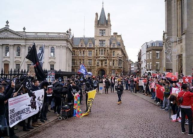 有人到劍橋大學外遊行高喊口號。（互聯網）
