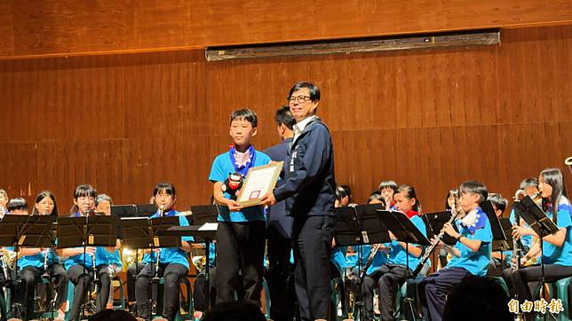 前金國小管樂團代表台灣至捷克參加「布拉格青年波西米亞音樂節」奪金，高雄市長陳其邁到學校表揚和致贈慰勞金。(記者許麗娟攝)
