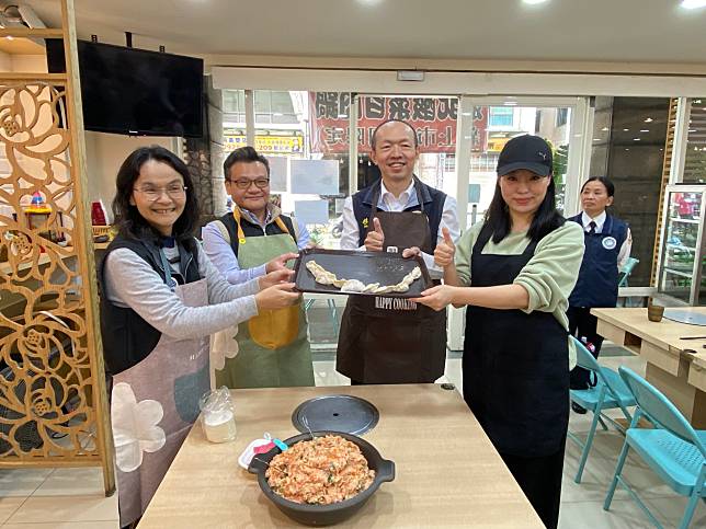 行動服務列車今日訪視桃園新住民，瞭解他們在台生活適應情形，並表達政府對新住民的關懷與支持。圖：移民署桃園站提供