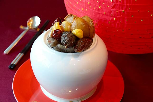 圖18：單品「龍鮨鮑魚佛跳牆」內含極品鮑魚、干貝、花膠、魚皮絲、烏參、豬腳、排骨、芋頭、栗子等頂級食材，搭配上熬煮４小時的上湯，湯頭濃郁，鮮美非凡。(圖/日月千禧提供)