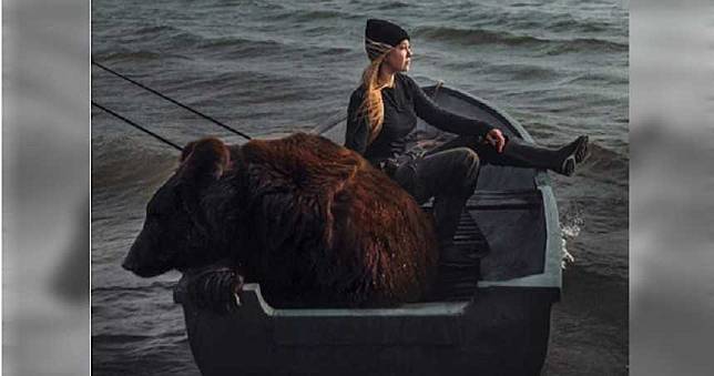 戰鬥民族94狂！正妹和棕熊在船上釣魚　她曝真相：是寵物
