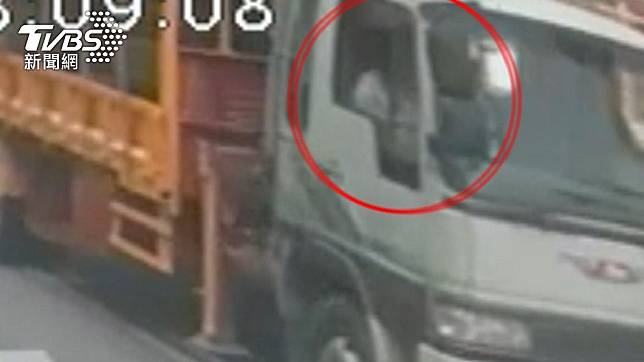 李義祥駕駛的車輛被監視器拍到「副駕駛座有人」。（圖／TVBS） 