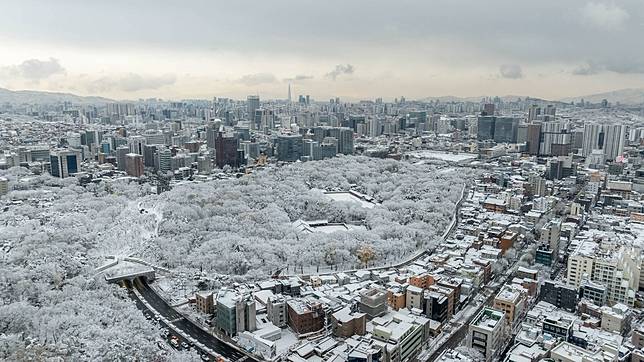 南韓首都首爾27日迎來大雪，創下自一個多世紀前開始進行氣象觀測以來，11月降雪的最高紀錄。(X@seoulmania)